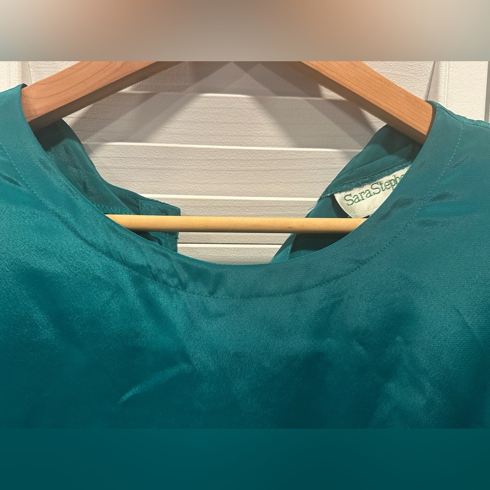 Solid Green Short Sleeve Polyester Shell Top Size… - image 6